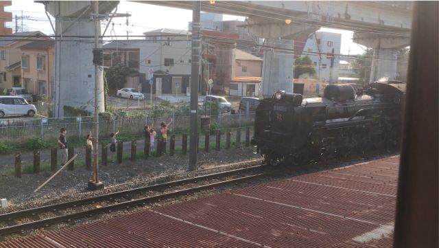 Akimoto coffee roastersさんのカウンター席からはタイミングが良ければ秩父鉄道を走るSLを見ながらコーヒータイムを楽しむことができます。