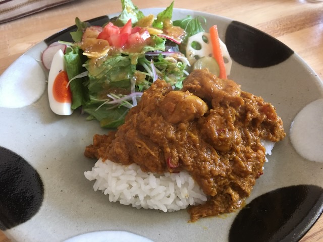 HIKI CAFEのスパイスカレーの写真です。スパイスの香り高い美味しいカレーです。