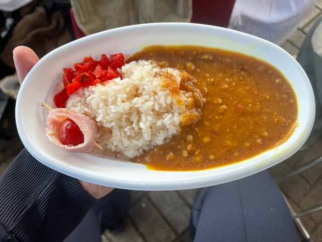 北本トマトカレーは、トマトの酸味が感じられる美味しいカレーでした。自分で作るカレーに似ていたので馴染みがある味でした。