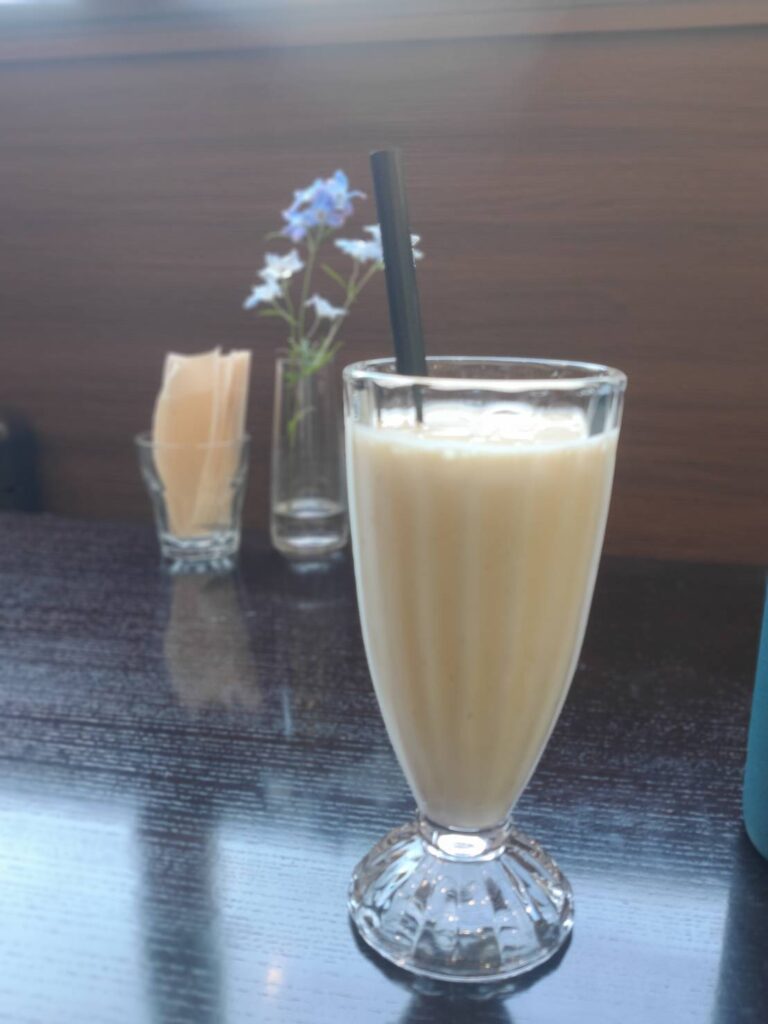 FRUITFUL COFFEEのバナナジュースです。氷は使わず、凍らせた完熟バナナで作るので最後まで濃厚なバナナを味わえる唯一無二のバナナジュースです。