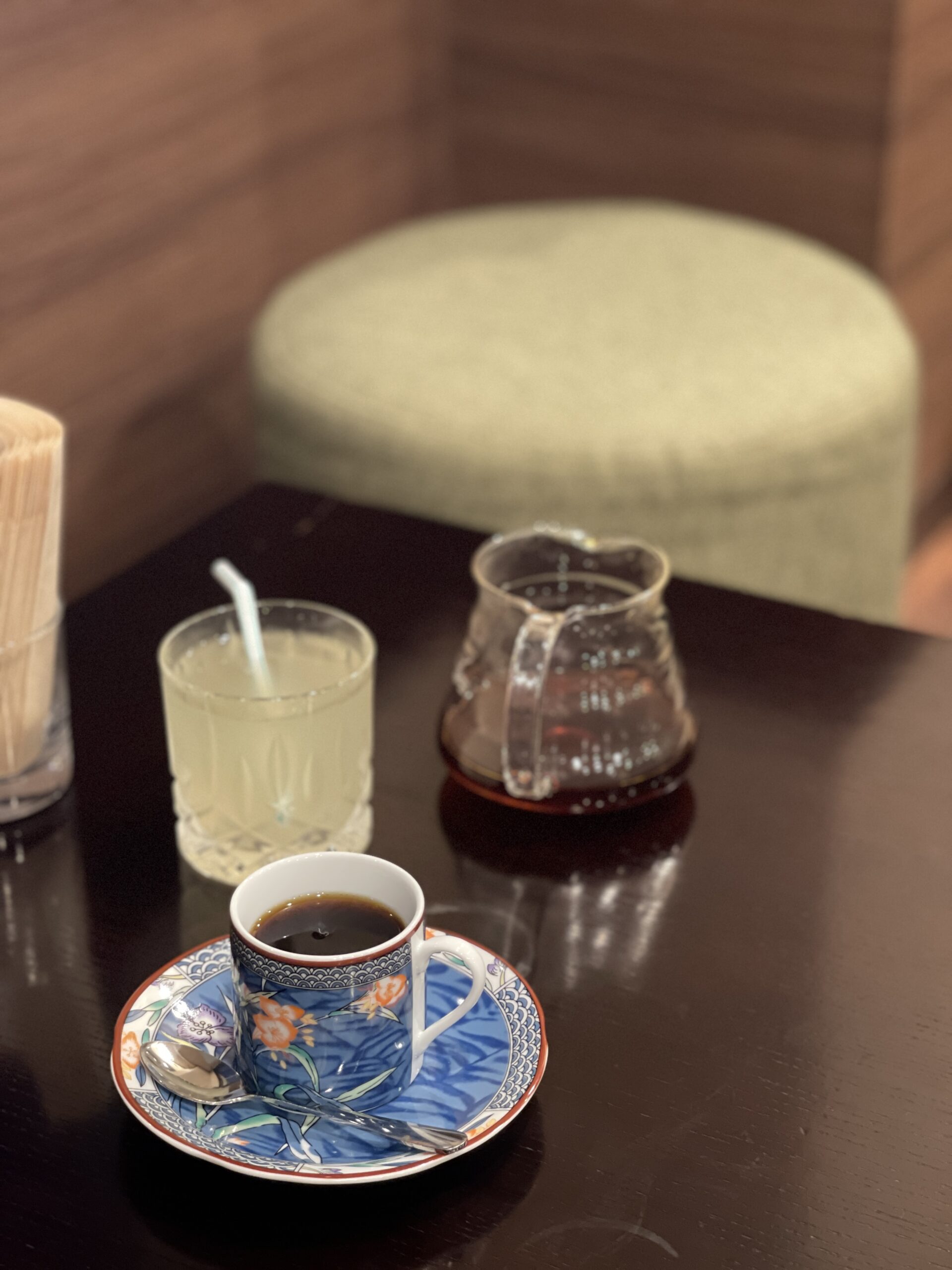 喫茶 FRUITFUL COFFEEのホットコーヒーとリンゴジュース